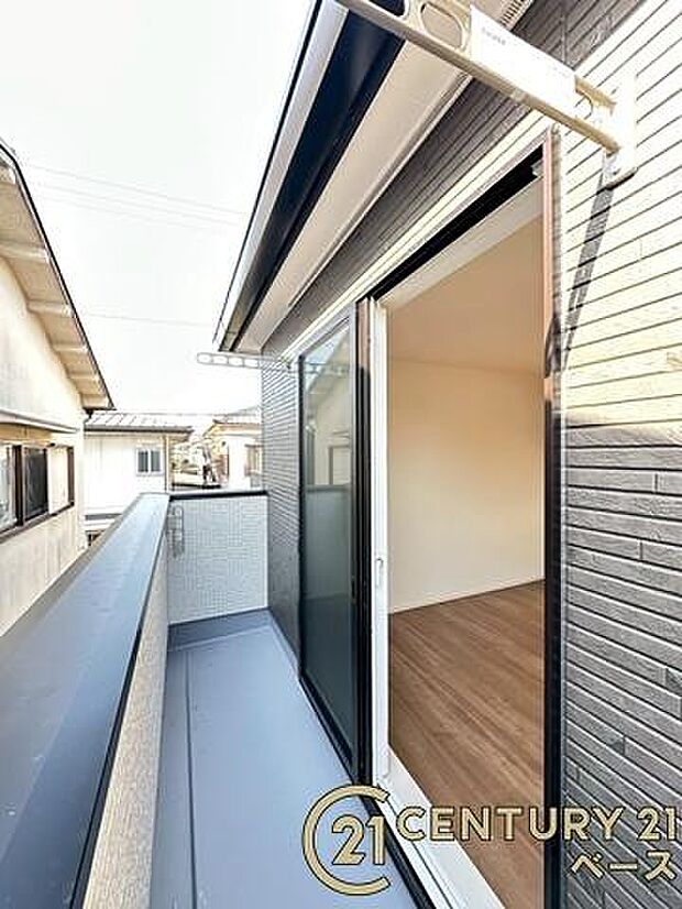 ■現地撮影写真■日当たりのよい広々バルコニー!お布団干しもラクに行えます!