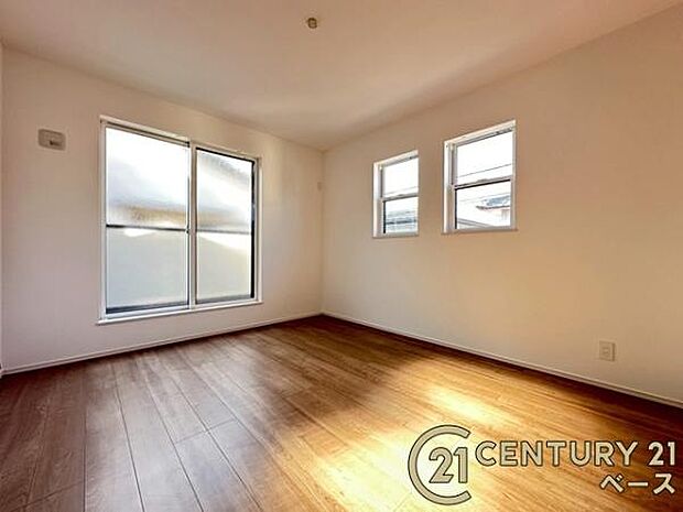 ■現地撮影写真■2面採光で明るい洋室です!