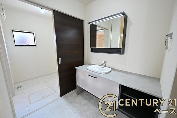 ■三面鏡タイプのミラーキャビネット!収納スペースも豊富です!■