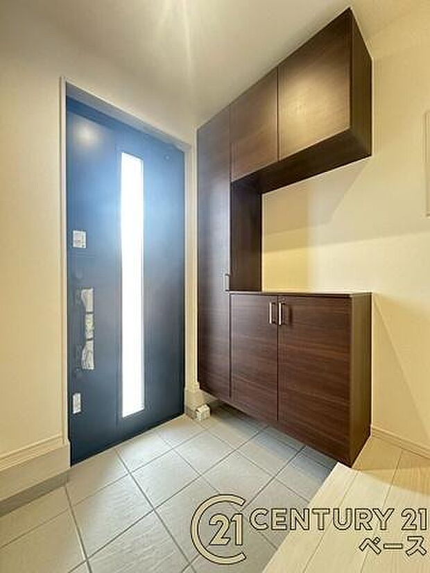 ■現地撮影写真■すっきりとした明るい玄関が家族やお客様を迎えてくれます!