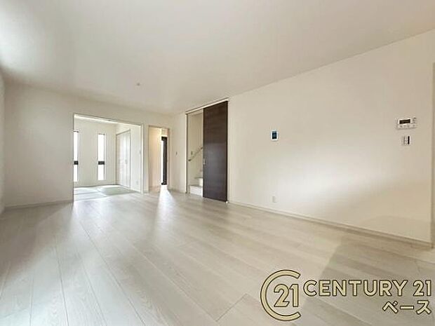 ■現地撮影写真■家族団欒も快適な広々としたリビング!