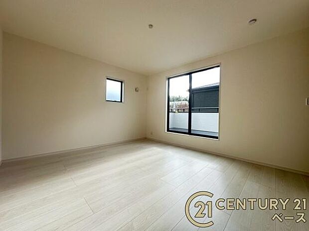 ■現地撮影写真■開放感のある広々した主寝室!他に洋室が2部屋ございます!