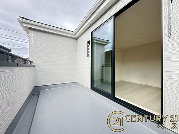 ■現地撮影写真■日当たりのよい広々バルコニー!お布団干しもラクに行えます!