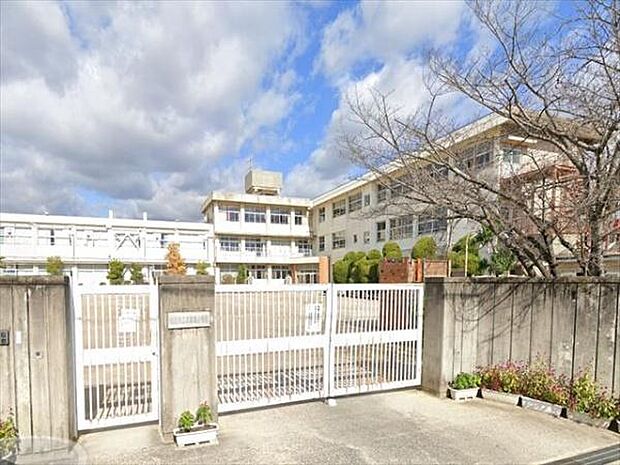 香芝市立志都美小学校まで880m