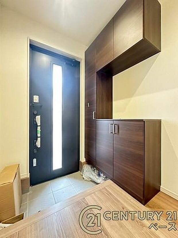 ■現地撮影写真■すっきりとした明るい玄関が家族やお客様を迎えてくれます!