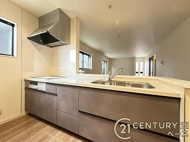 ■現地撮影写真■収納力と使いやすさを追求したシステムキッチンです!