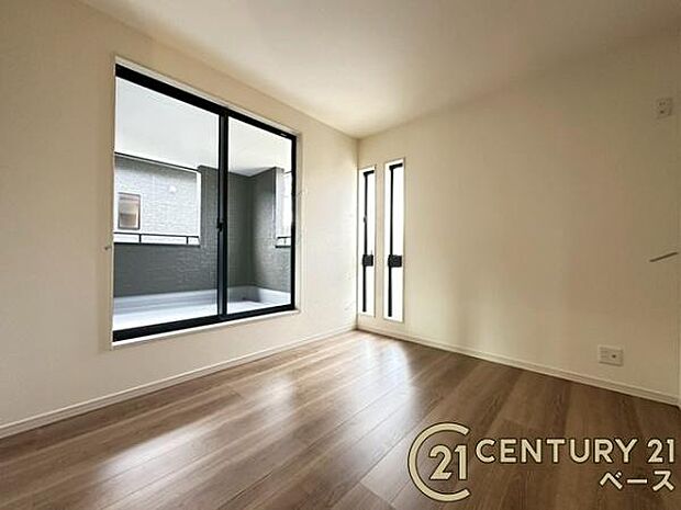 ■現地撮影写真■2面採光で明るい洋室です!