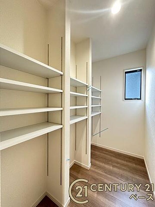 ■現地撮影写真■キッチン周辺にはゆとりのあるパントリーが完備されています!