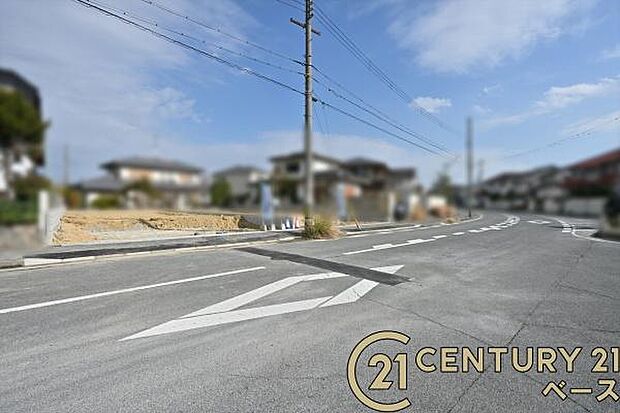 ■現地撮影写真■敷地と道路の高低差が少なく駐車もスムーズです!