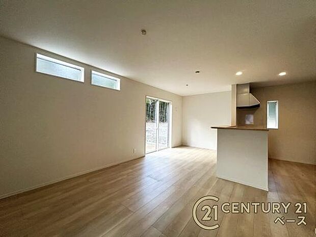 ■現地撮影写真■ご家族でくつろいでいただける広々したLDK約16帖!