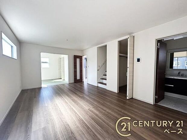 ■現地撮影写真■ご家族でくつろいでいただける広々したLDKは約18帖!