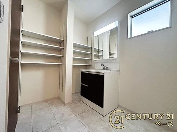 ■三面鏡タイプのミラーキャビネット!収納スペースも豊富です!■