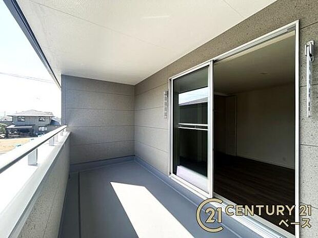 ■現地撮影写真■奥行きのある広々としたバルコニーは南向きで日当たり良好です。