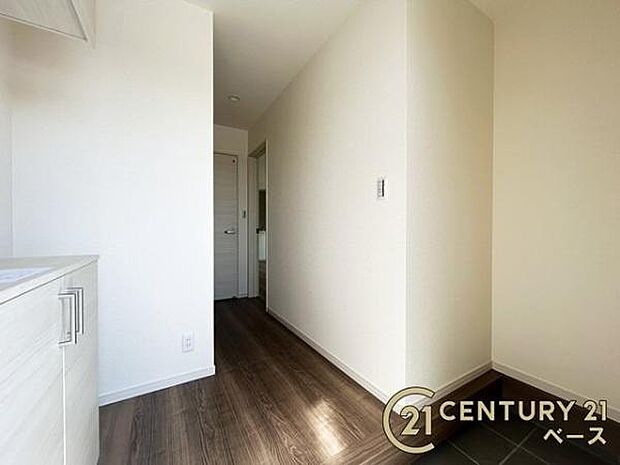 ■現地撮影写真■すっきりとした明るい玄関が家族やお客様を迎えてくれます!