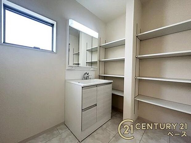 ■三面鏡タイプのミラーキャビネット!収納スペースも豊富です!■