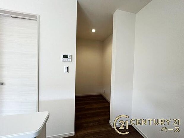 ■現地撮影写真■キッチン横にはパントリー収納を完備!