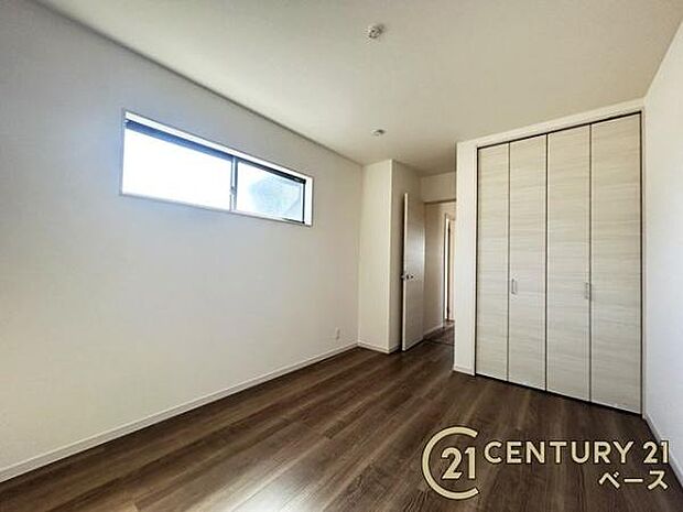 ■現地撮影写真■陽当たり・通風良好な2面採光の洋室!