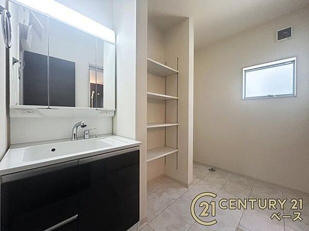 ■三面鏡タイプのミラーキャビネット!収納スペースも豊富です!■