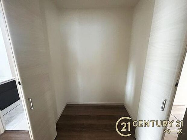 ■現地撮影写真■あると嬉しい便利な廊下収納を完備!