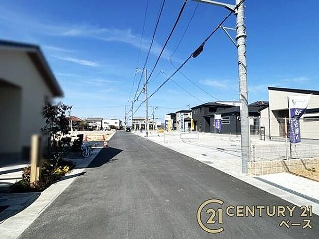 ■現地撮影写真■ 前面道路は6m以上と広くゆったりしています。