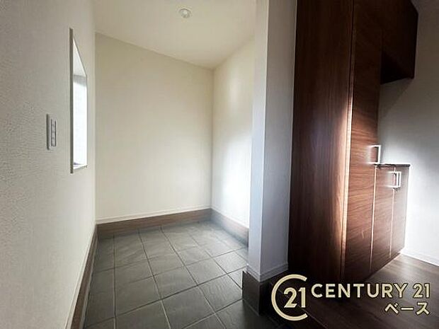 玄関には広々土間収納があります!履物の他にも傘立てやベビーカーも仕舞えます!