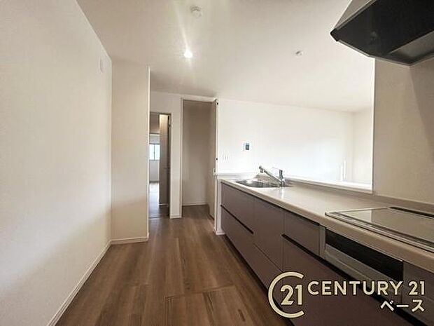 ■キッチン横に収納力たっぷりのパントリーがあります!