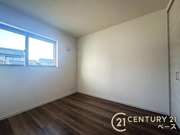 ■現地撮影写真■陽当たり・通風良好な2面採光の洋室!