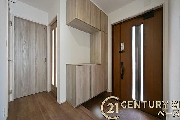 ■現地撮影写真■すっきりとした明るい玄関が家族やお客様を迎えてくれます!