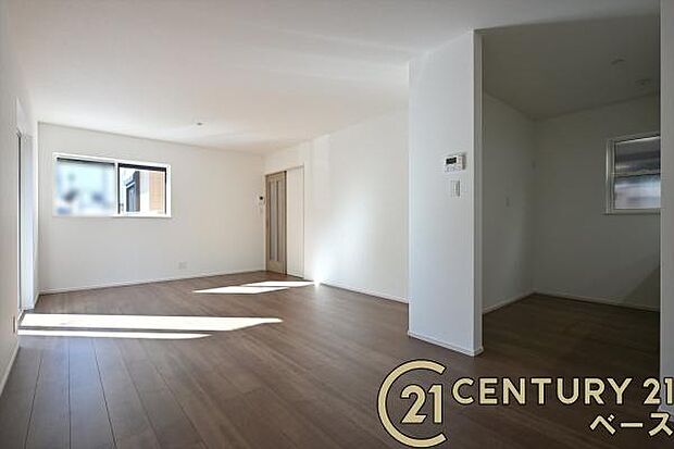 ■現地撮影写真■ご家族でくつろいでいただける広々したLDKは約17.5帖!