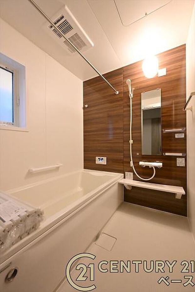 ■現地撮影写真■ゆったりしたサイズの浴室!足を伸ばしての入浴は疲れも癒してくれます!