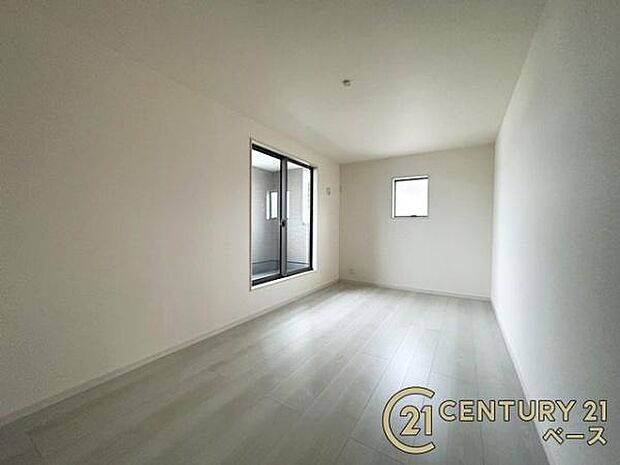 ■現地撮影写真■バルコニーに面した開放感のあるお部屋です!