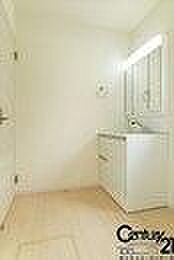 ■三面鏡タイプのミラーキャビネット!収納スペースも豊富です!■