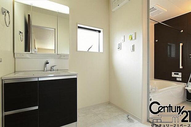 ■三面鏡タイプのミラーキャビネット!収納スペースも豊富です!■