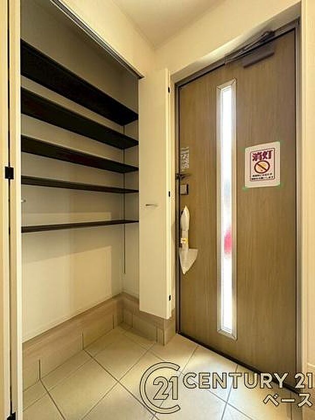 ■現地撮影写真■すっきりとした明るい玄関が家族やお客様を迎えてくれます!