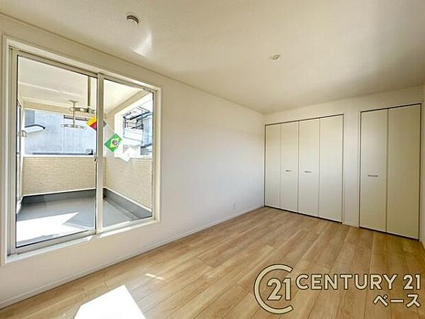 ■現地撮影写真■開放感のある広々した主寝室!他に洋室が2部屋ございます!