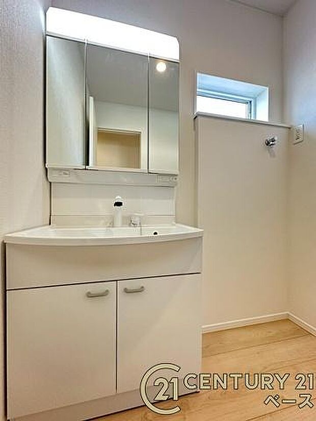 ■現地撮影写真■三面鏡タイプのミラーキャビネット!収納スペースも豊富です!