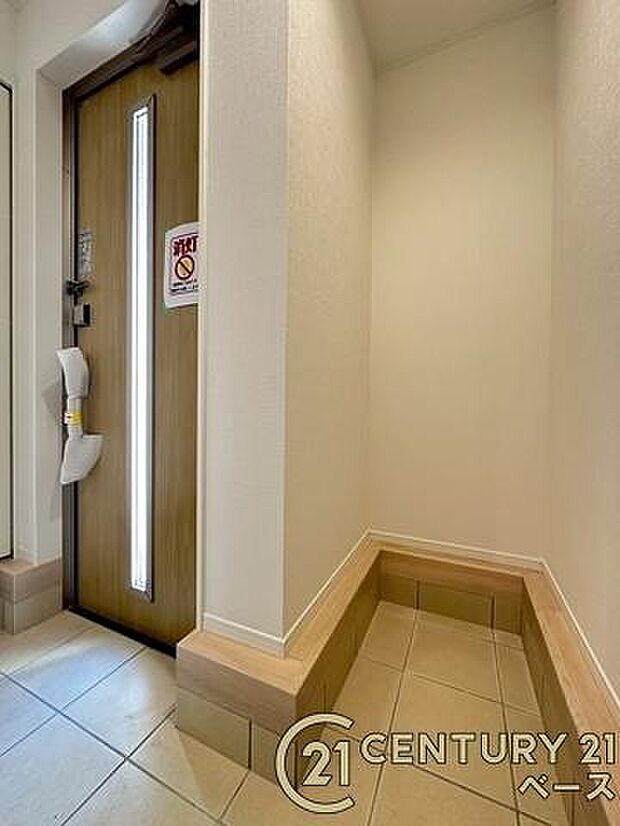 ■現地撮影写真■玄関横には土間収納スペースを完備!