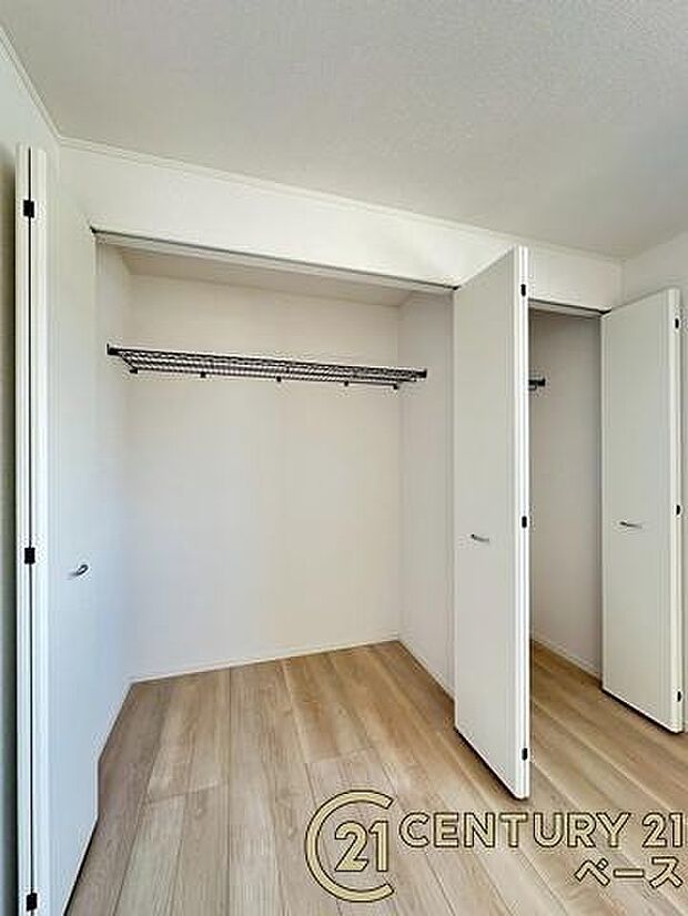 ■現地撮影写真■冬物のコートや季節のものなどたくさんしまえる広さ!