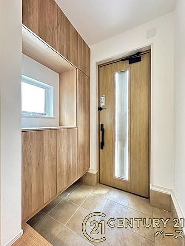 ■現地撮影写真■すっきりとした明るい玄関が家族やお客様を迎えてくれます!