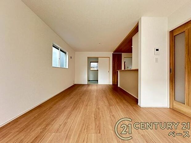 ■現地撮影写真■隣接する和室と行き来ができる家族団欒も快適なリビングです!