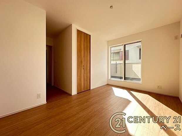 ■現地撮影写真■開放感のある広々した主寝室!他に洋室が2部屋ございます!