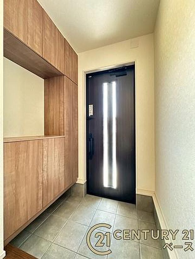 ■現地撮影写真■すっきりとした明るい玄関が家族やお客様を迎えてくれます!