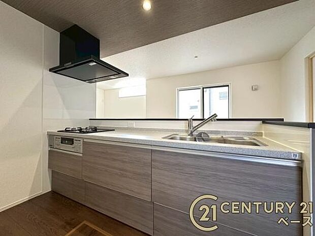 ■現地撮影写真■広々キッチンで快適お料理!便利な収納スペースも完備!