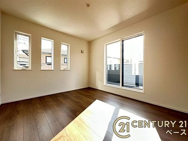 ■現地撮影写真■開放感のある広々した主寝室!他に洋室が2部屋ございます!