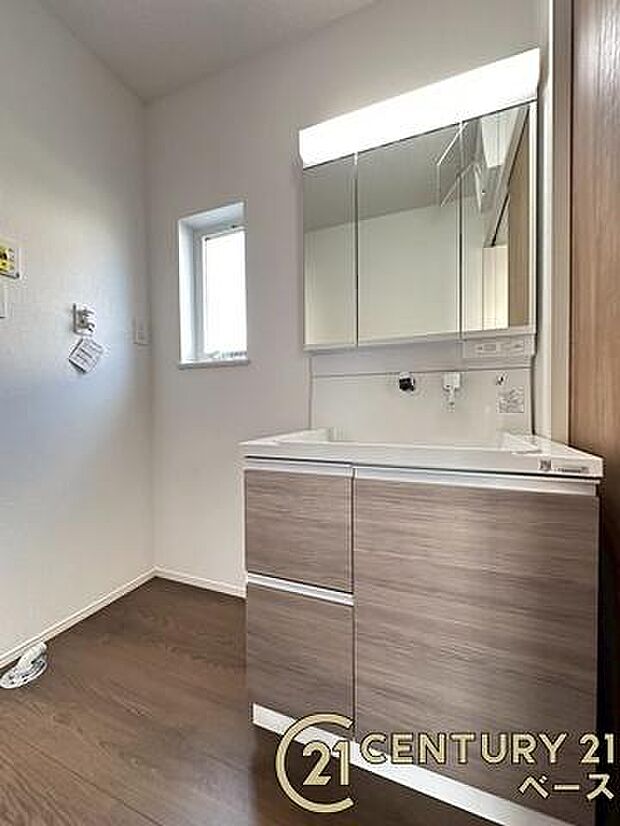 ■現地撮影写真■三面鏡タイプのミラーキャビネット!収納スペースも豊富です!