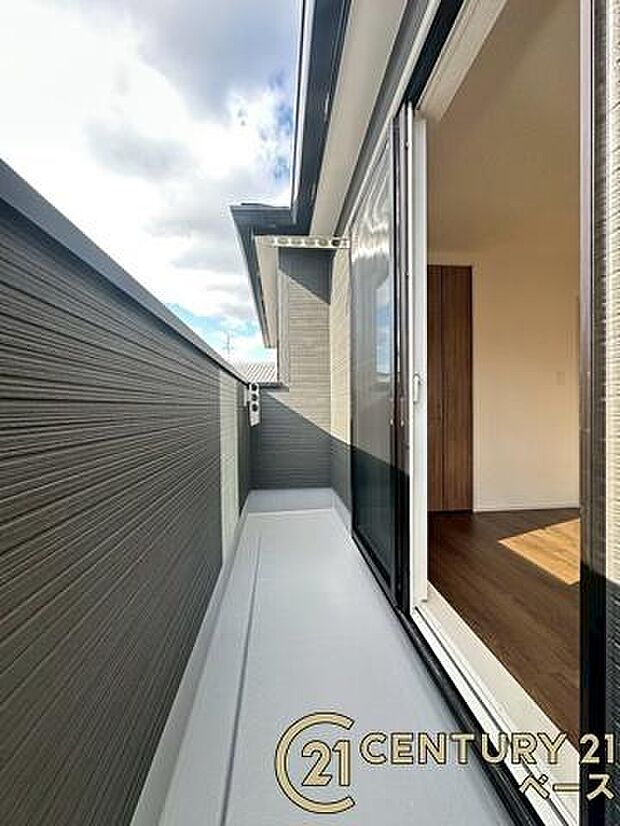 ■現地撮影写真■日当たりのよいバルコニー!洗濯物もよく乾きます!