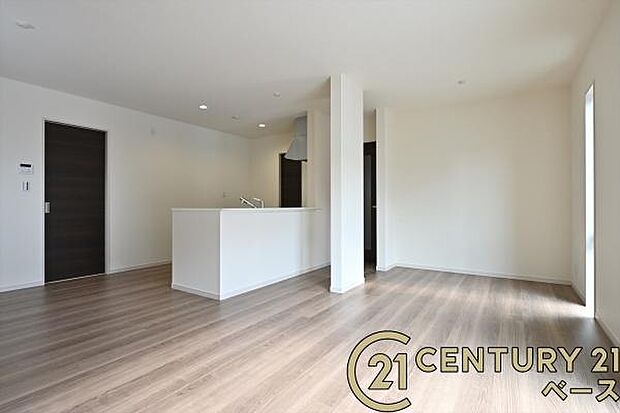 ■現地撮影写真■ご家族でくつろいでいただける広々したLDKは約18帖!