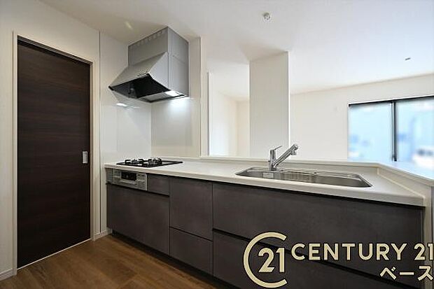 ■現地撮影写真■家族とのコミュニケーションがとりやすい人気のカウンターキッチン!