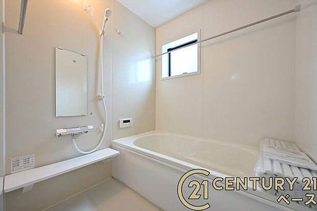 ■現地撮影写真■ゆったりしたサイズの浴室!足を伸ばしての入浴は疲れも癒してくれます!