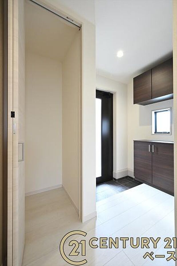 ■現地撮影写真■あると嬉しい便利な廊下収納を完備!